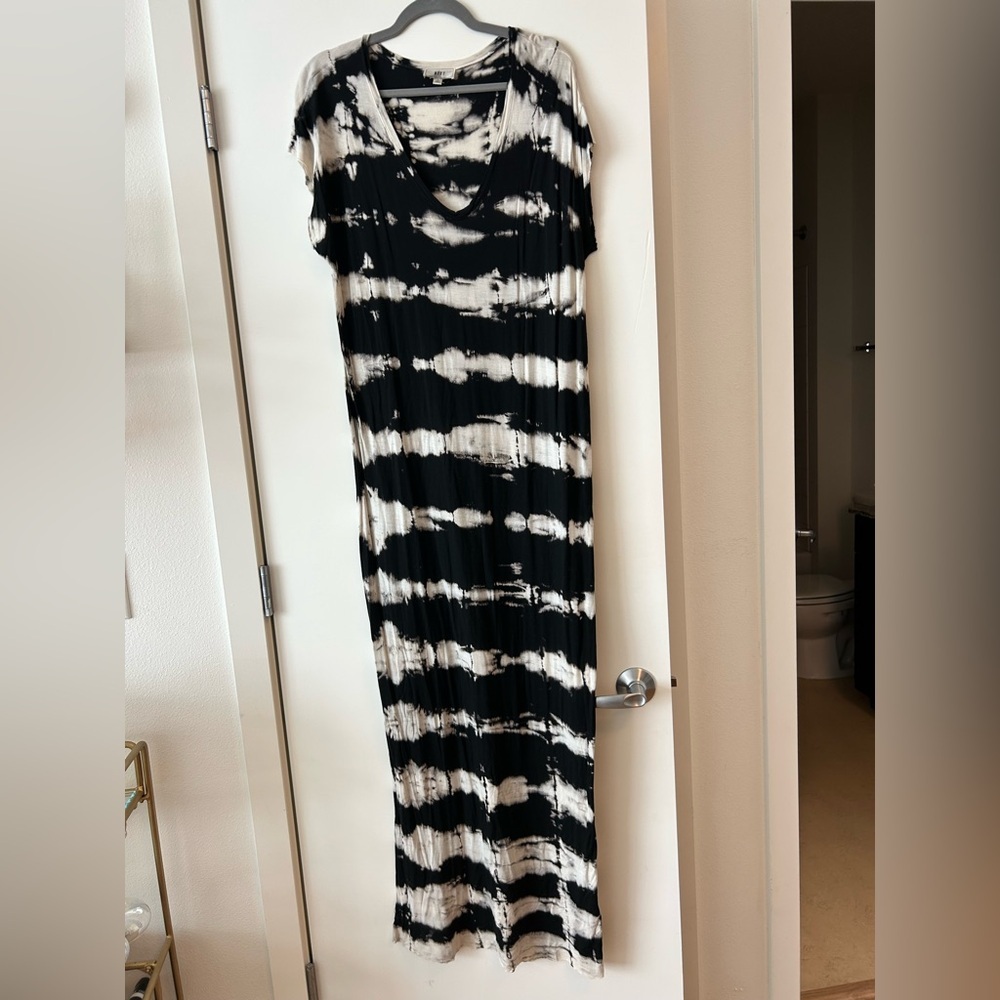 NYTT Black and White Tie-Dye Maxi Dress